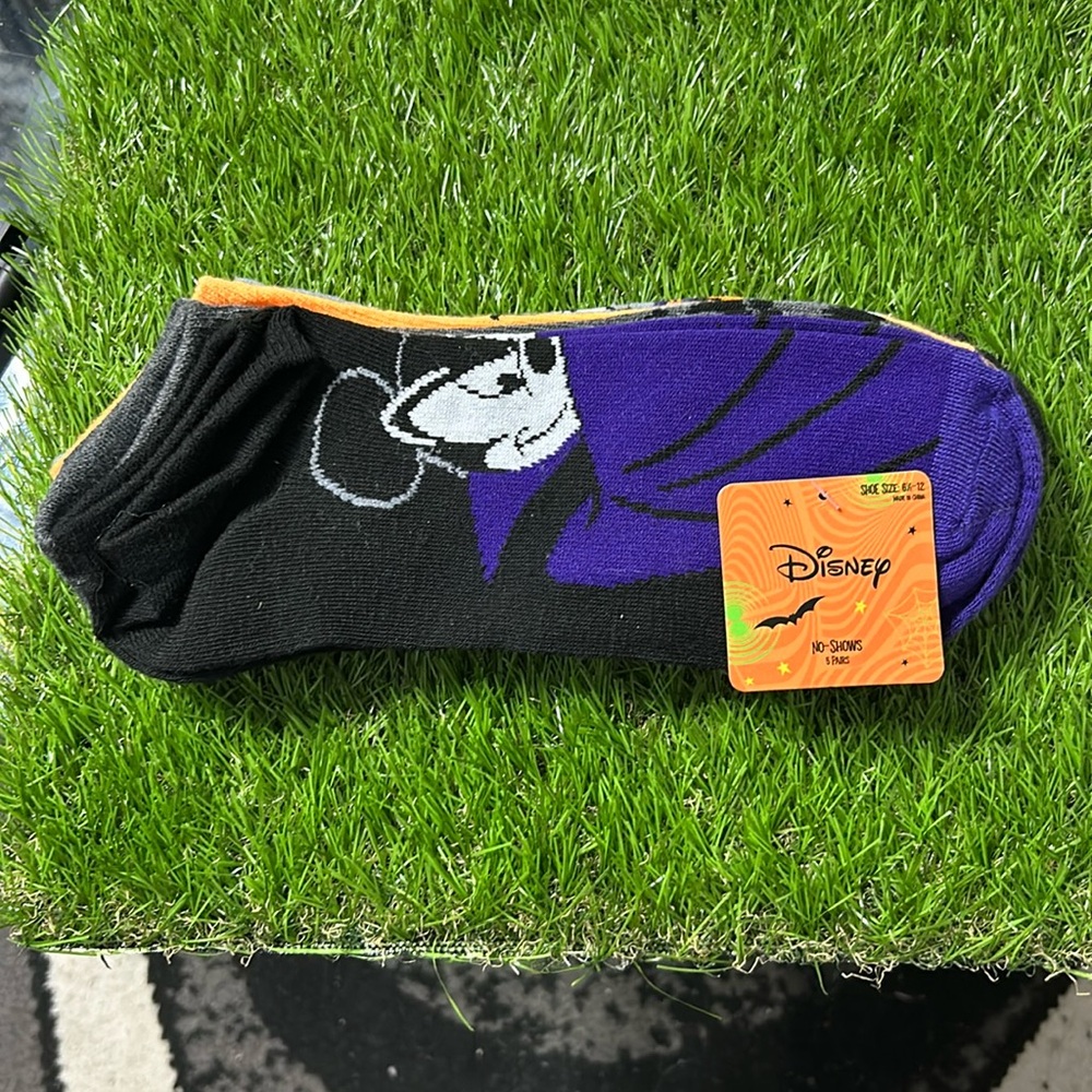 Disney men no-shows socks.